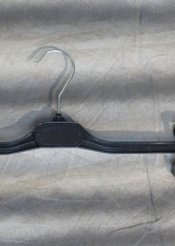 BOX OF 50 PVC BLACK HANGERS WITH NIPPERS