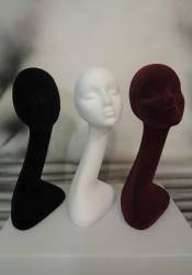 5 FLOCK-PRINTED WOMEN'S HEADS WITH LONG NECK